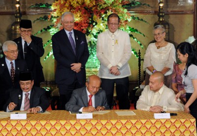 Aquino Najib oversee MILF agreement
