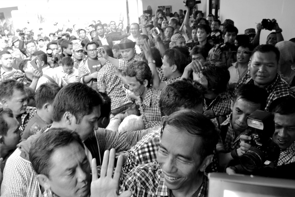 Joko Widodo (foreground, centre) is mobbed by supporters after winning the 2012 Jakarta gubernatorial election. Author photo.