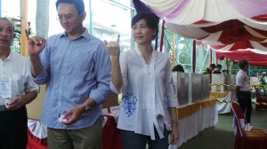 Jakarta's Vice-Governor Basuki Tjahaja Purnama votes with his wife today.
