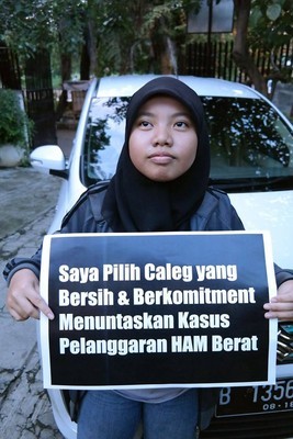 At the ballot box, voters don't choose activists. In this Bersih2014 campaign poster, a voter declares she'll pick a candidate who is clean and will resolve human rights cases.