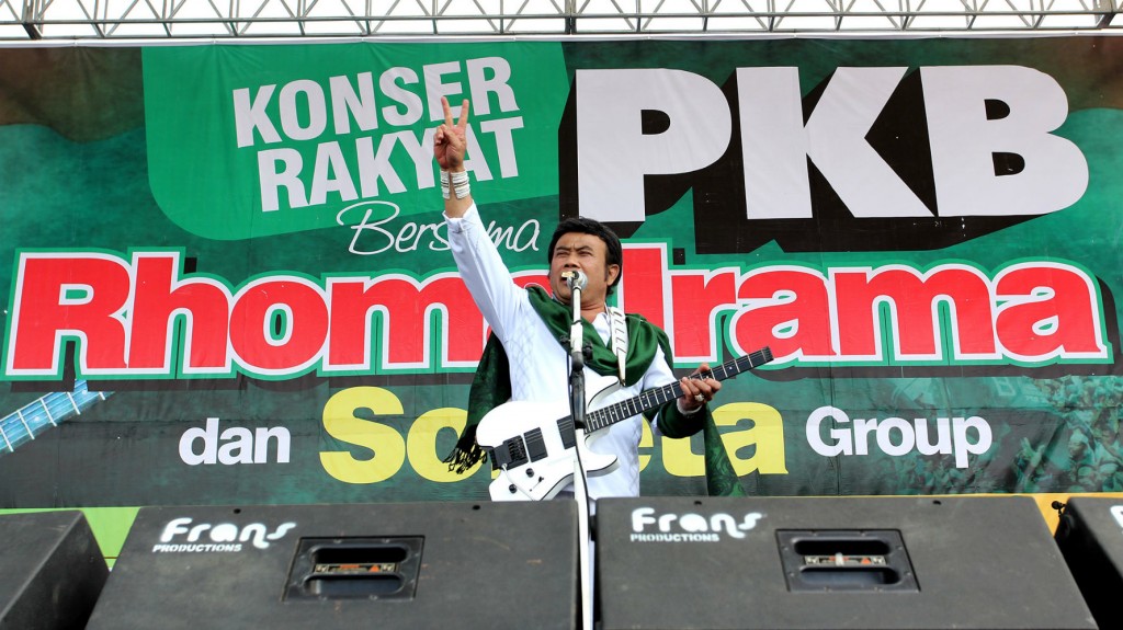 Dangdut star Rhoma Irama performing at a PKB concert ahead of the election. Photo: vivanews.com