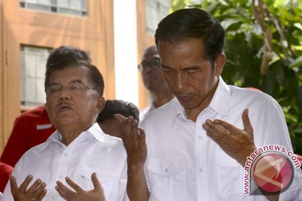Jokowi JK pray