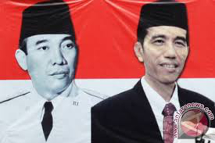The image of Sukarno (left) is used on an advertisement for Jokowi.