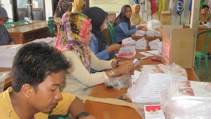 In Jambi, election commission delegates found numerous damaged ballots for the upcoming presidential elections.  Photo credit: jambi.tribunnews.com