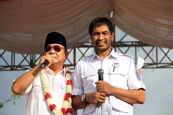 Prabowo and Deputy Chairman for Partai Aceh, Muzakir Manaf address a campaign rally in June 2014. 