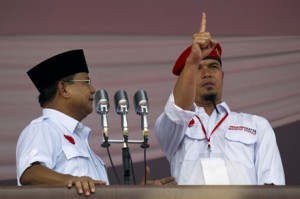 Prabowo Subianto (L) looks at rock star Ahmad Dhani (R) who joined him on stage during a huge campaign rally. Photo by AFP.