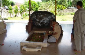 Jokowi pays respects at Sukarno's grave.