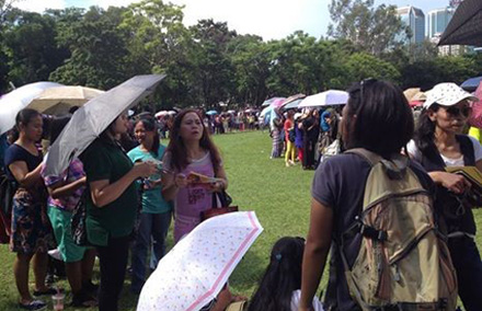 Thousands of Indonesians in Hong Kong were patiently waiting in lines to cast their vote at Victoria Park on 6 July 2014. Photo by Answer Styannes. 