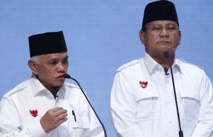 Hatta Rajasa (left) and running mate Prabow. In uniform, but not in step? 