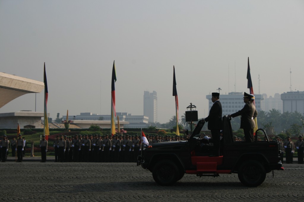 SBY inspects the police troops on Hari Bhayangkara, the anniversary of Polri.  