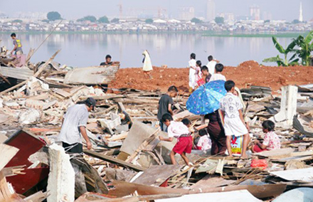 Squatters on Pluit Dam were relocated and their homes demolished to make way for a new green space. Many praised Jokowi, but others noted that some residents continued to resist relocation. 