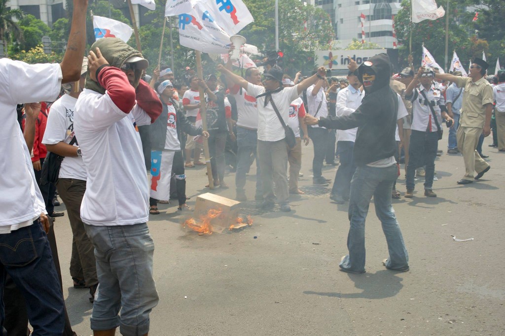 Prabowo's supporters light a fire.