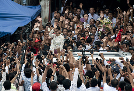 Aung San Suu Kyi waves to supporters. Photo by AFP.