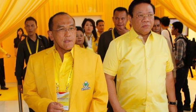 Agung Laksono (right) is challenging Aburizal Bakrie's claim to the party chairmanship. 