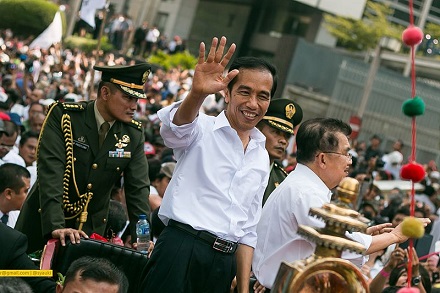 Jokowi (centre) waves to supporters. Photo by ahmad syauki on flickr.