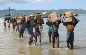 Displaced Rohingya receive aid. Photo by Mathias Eick, EU/ECHO on flickr.