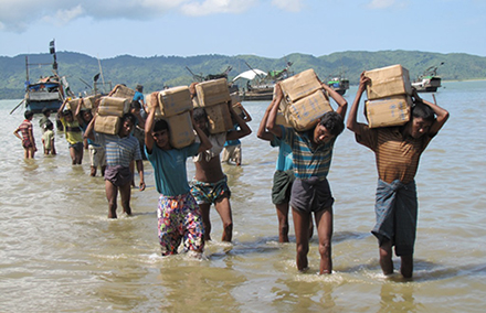 Displaced Rohingya receive aid. Photo by Mathias Eick, EU/ECHO on flickr. 