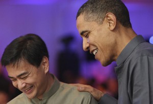 Barack Obama talks to former Thailand PM Abhisit Vejjajiva during an APEC summit.