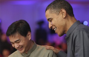 Barack Obama talks to former Thailand PM Abhisit Vejjajiva during an APEC summit.