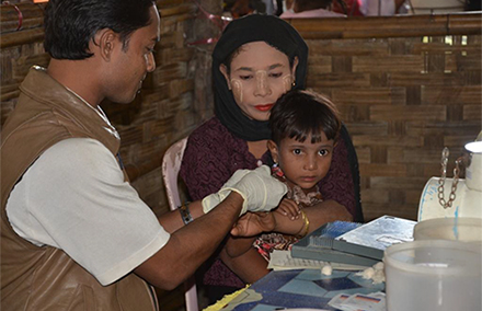 A Rohingya woman and child receive medical assistance. Photo by European Commission. 