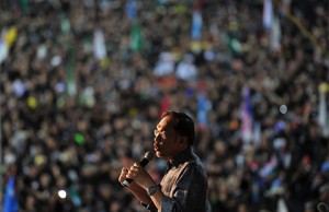Anwar Ibrahim addresses a crowd. Will the opposition move on without his leadership? Photo by Firdau Latif on flickr https://www.flickr.com/photos/firdausjongket/