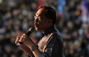Anwar Ibrahim addresses a crowd. Will the opposition move on without his leadership? Photo by Firdau Latif on flickr https://www.flickr.com/photos/firdausjongket/