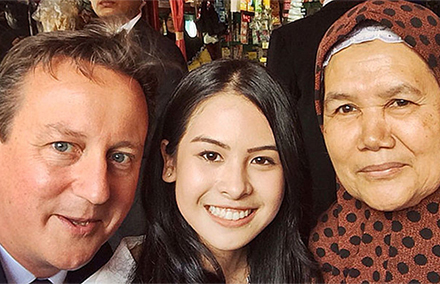 UK PM David Cameron (left) takes a selfie with Indonesia pop star Maudy Ayunda  (centre). 