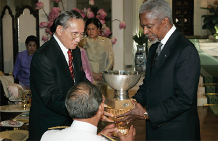 King Bhumipol receives the he United Nations Human Development Lifetime Achievement Award from former UN Secretary-Geneal Kofi Annan in 2006.