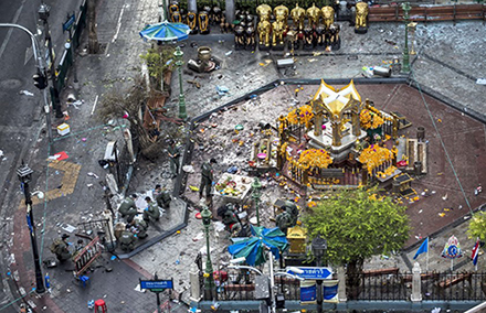 20150819-bangkok_blast_shrine-440