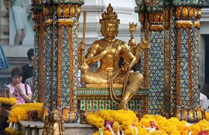 The Erawan shrine, scene of Monday's deadly attack, in more peaceful times. Photo from Wikimedia commons.