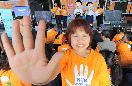 Serving three million commuters per day on its 3,509 buses, the Bangkok Mass Transit Authority joined efforts to end sexual harassment against women and girls through its “Orange your Journey” initiative. Photo: UN Women/KithandKin/Pornvit Visitoran