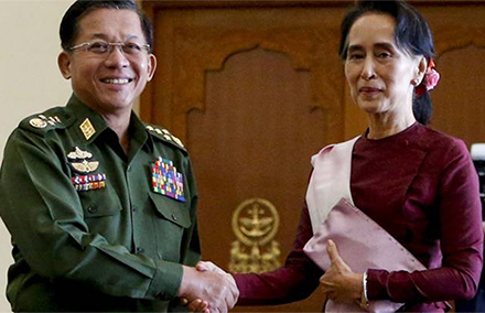 Min Aung Hlaing shakes hands with Aung San Suu Kyi. 