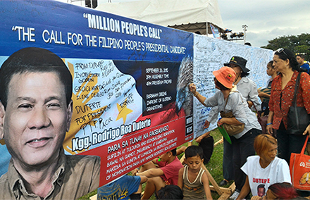 Locals show their support for Rodrigo "Dirty Harry" Duterte. 