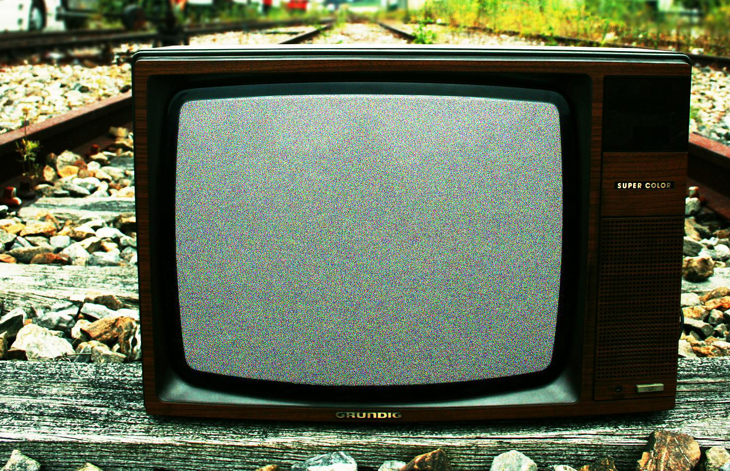 Взять в кредит телевизор. Телевизор коробка. Старый и новый телевизор. Телевизор на помойке. Двигает телевизор.