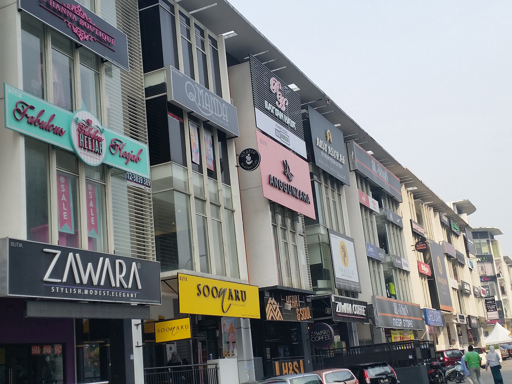 Packed with trendy Muslim fashion boutiques and chic halal cafés, Bangi Central is a popular hangout and shopping place for Muslim youth.