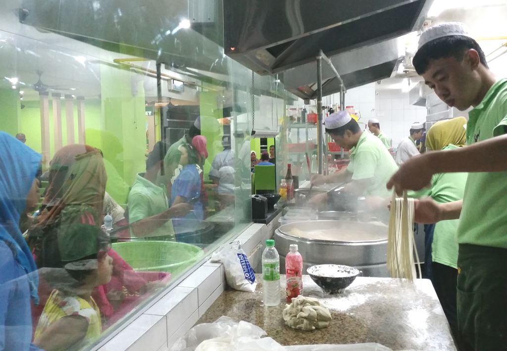 Live performance of making Lanzhou hand-pulled noodle, by Hui migrants from China in a Hui restaurant in Bangi Central.