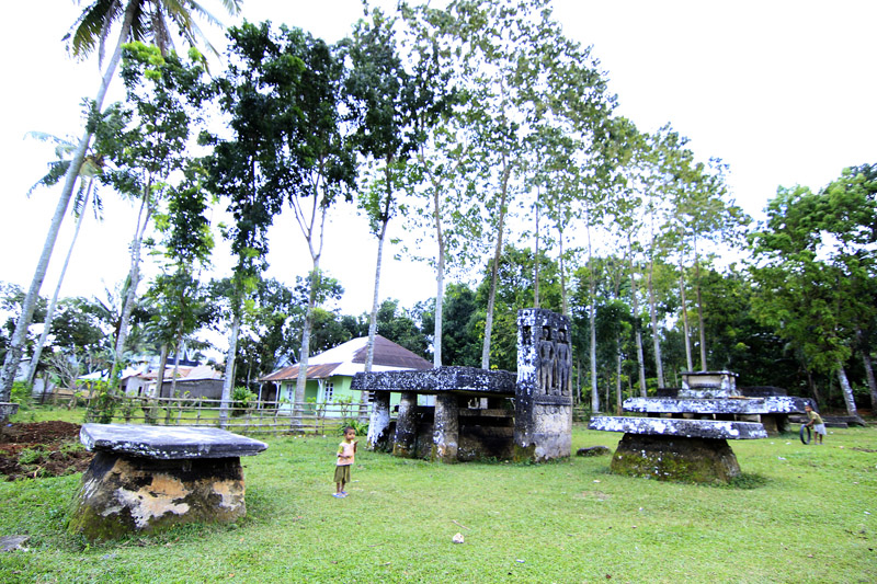 Megalithic tombs at Anakalang, Sumba. Photo: AL Jata on flickr 