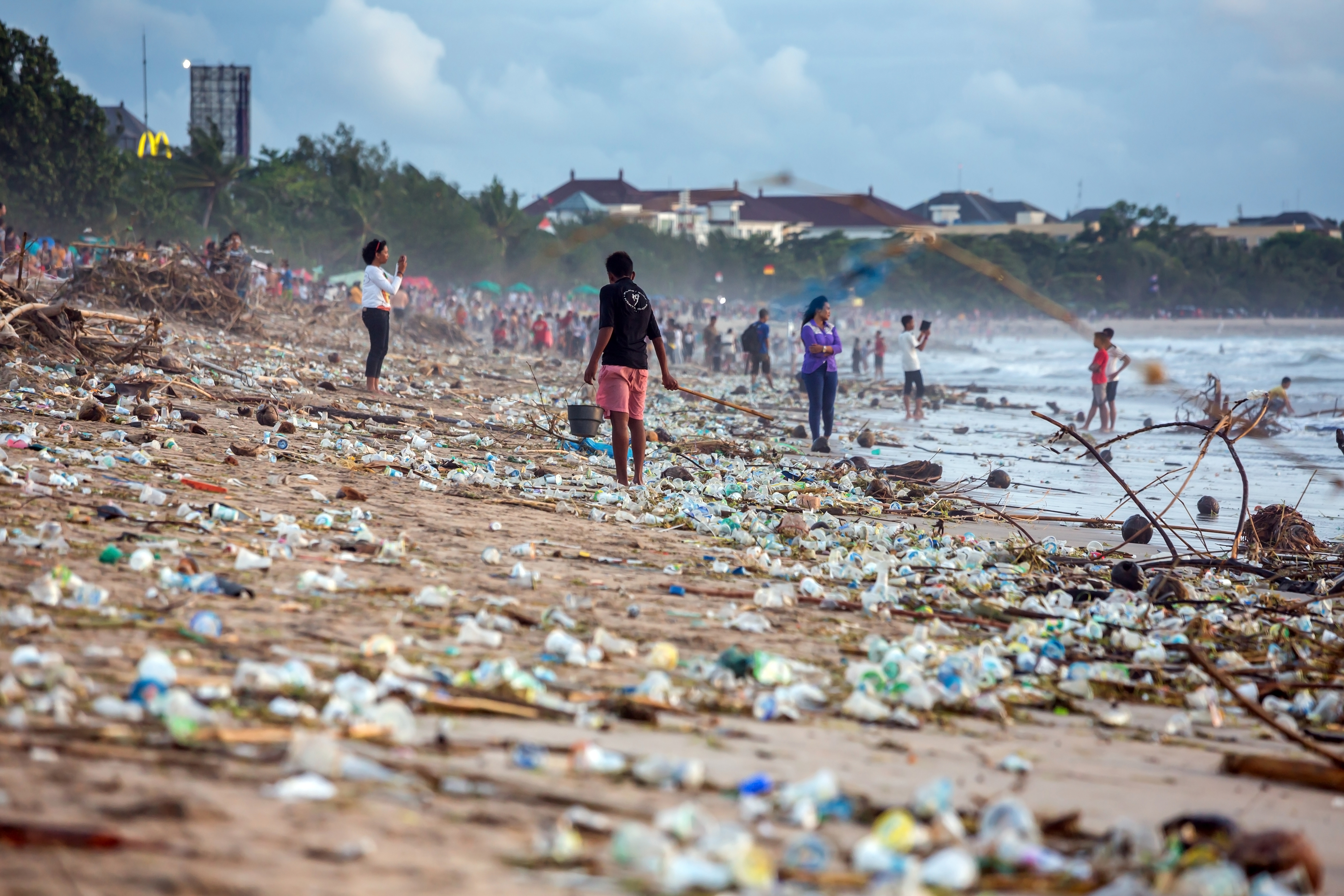 Основные экологические проблемы индии. Бали грязный океан. Река Цитарум Индонезия. Пластиковое загрязнение. Загрязнение пластиком.
