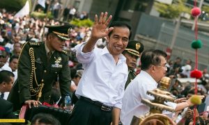 Jokowi (centre) waves to supporters. Photo by ahmad syauki on flickr.