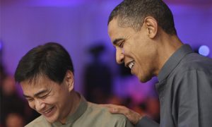 Barack Obama talks to former Thailand PM Abhisit Vejjajiva during an APEC summit.