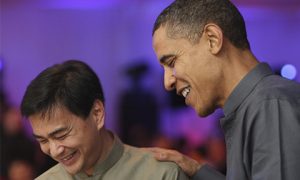 Barack Obama talks to former Thailand PM Abhisit Vejjajiva during an APEC summit.