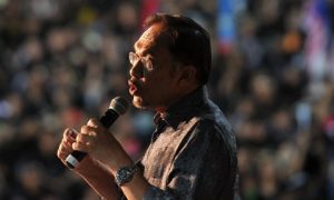 Anwar Ibrahim addresses a crowd. Will the opposition move on without his leadership? Photo by Firdau Latif on flickr https://www.flickr.com/photos/firdausjongket/