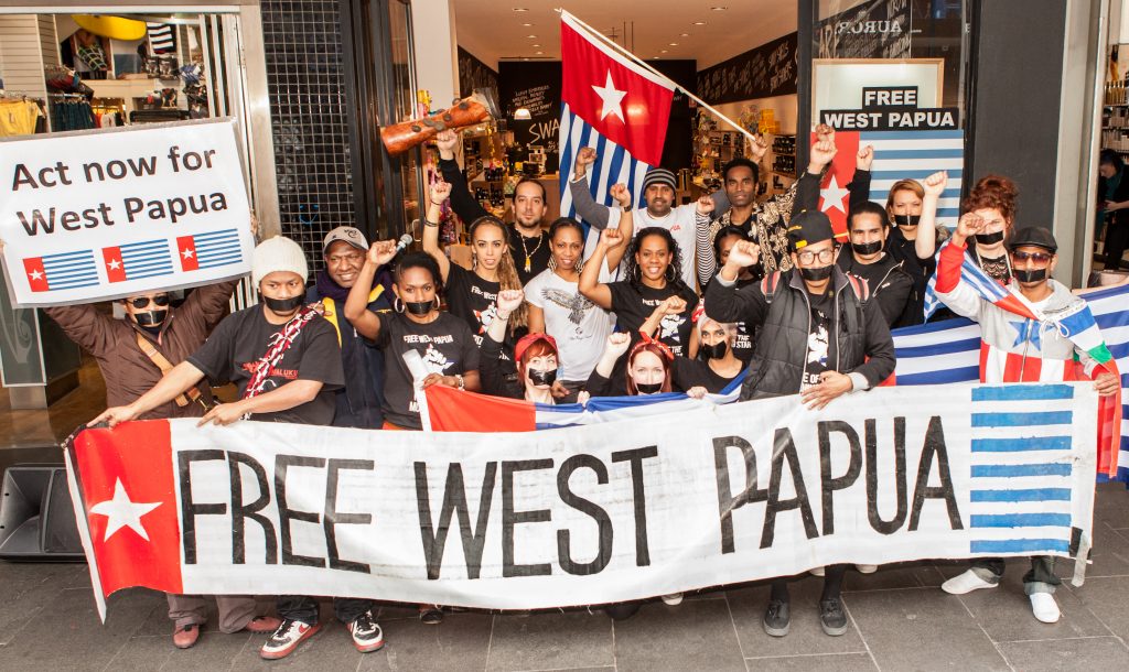 https://upload.wikimedia.org/wikipedia/commons/7/78/Free_West_Papua_Protest_Melbourne_August_2012.jpg